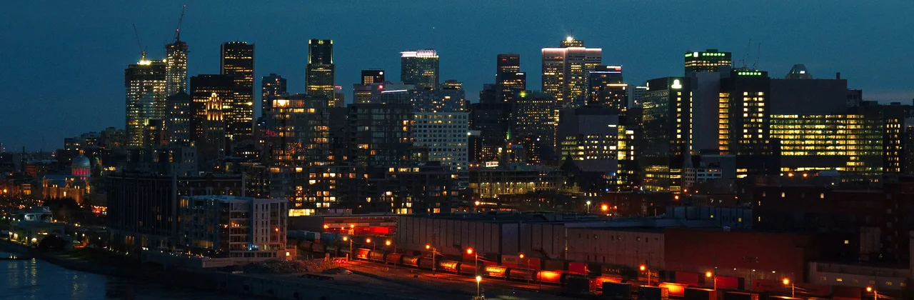 Montréal la nuit, vue depuis l'autre rive du fleuve