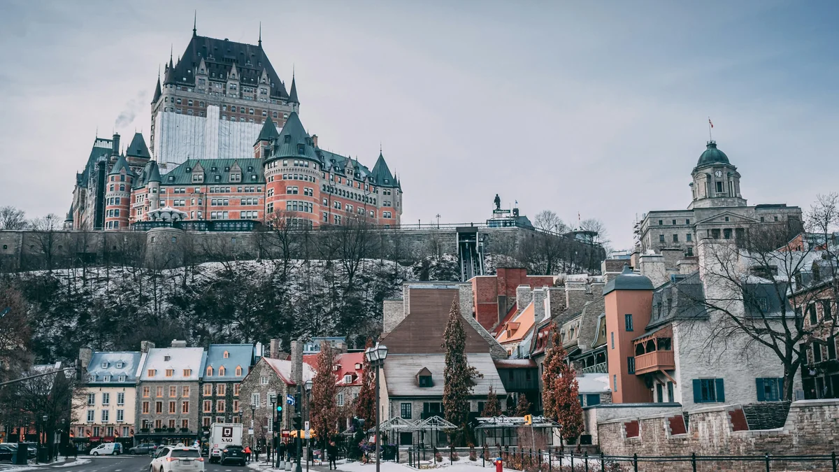 Le Château Frontenac dominant le Vieux-Québec sous la neige