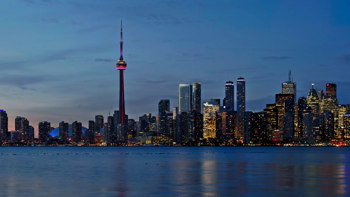 La tour CN et le centre-ville de Toronto au crépuscule