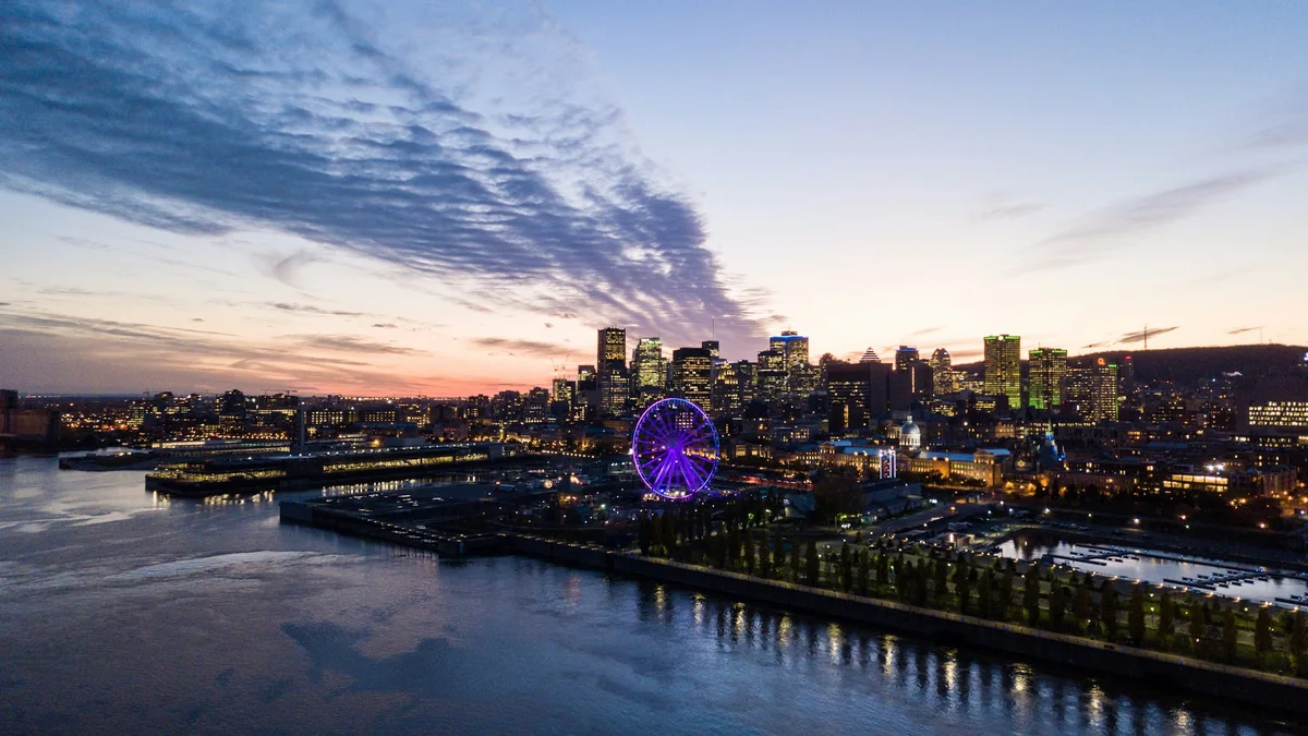 Le Vieux-Port de Montréal et sa grande roue au crépuscule